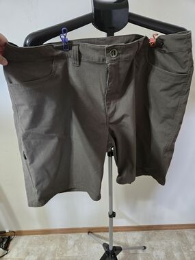 Under Armour Men's Olive Green Casual Shorts 42